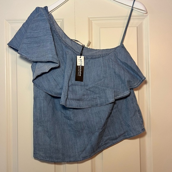 Alice + Olivia one-shoulder chambray top. Size XS. NWT. Exclusive saks 5th Ave - Picture 2 of 10